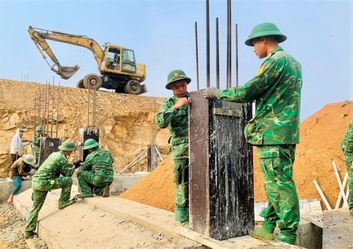 Gần 1 tháng nay, hình ảnh cán bộ, chiến sĩ biên phòng luôn hiện diện trên công trường xây dựng trường học biên giới. Ảnh: ĐĂNG NGUYÊN
