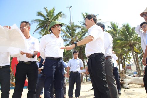 Phó Chủ tịch UBND thành phố Trần Nam Hưng kiểm tra công trình khắc phục xói lở bờ biển Hội An. Ảnh: TRỌNG HUY