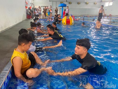 Huấn luyện viên Trung tâm dạy bơi Điện Biên hướng dẫn học viên những động tác cơ bản khi học bơi.