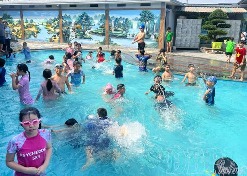 Trẻ hào hứng bơi lội tại bể bơi Limo, phường Điện Biên Phủ.