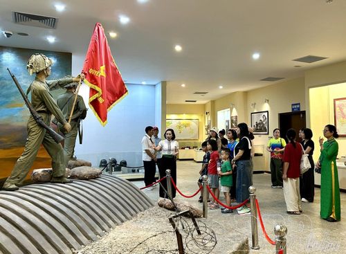 Du khách tham quan Bảo tàng Chiến thắng Điện Biên Phủ.