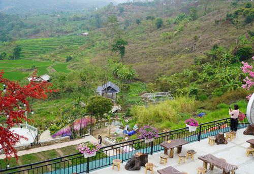 Du khách check-in tại bản Kê Nênh, phường Điện Biên Phủ.