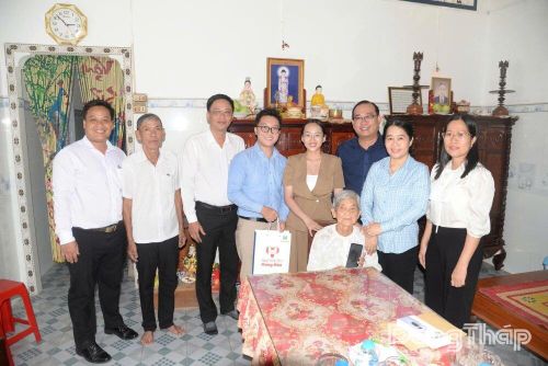 Câu lạc bộ Doanh nhân Đồng Tháp tại TP. Hồ Chí Minh phối hợp Sở Nội vụ tỉnh Đồng Tháp tặng Smartphone cho thân nhân nhân và quà cho Mẹ Việt Nam Anh hùng Dữ Thị Thình (phường Mỹ Phong).