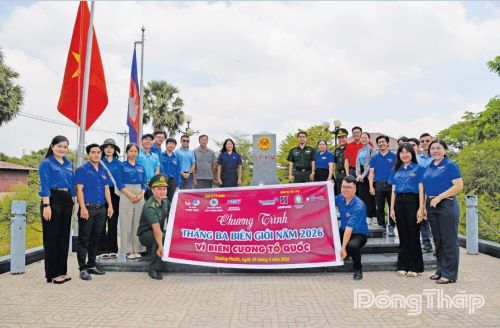 Chi đoàn Báo và phát thanh, truyền hình Đồng Tháp phối hợp cùng Xã đoàn Thường Phước, Đồn Biên phòng Cửa khẩu quốc tế Thường Phước và các đơn vị tài trợ tổ chức Chương trình “Tháng Thanh niên - Tháng Ba biên giới” năm 2026 (trong ảnh: Đoàn đến thăm và thực hiện nghi thức chào cờ tại Cột mốc 240, Cửa khẩu Quốc tế Thường Phước). Ảnh: LÝ OANH