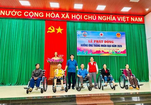 Ủy viên Ban Thường vụ Tỉnh ủy, Phó Chủ tịch thường trực Ủy ban MTTQ Việt Nam tỉnh Trần Minh Sơn và Chủ tịch Hội Chữ thập đỏ tỉnh Hà Văn Cát trao tặng 5 xe lăn cho người khuyết tật. Ảnh: Như Nguyện