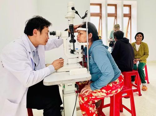 Tại lễ phát động, Hội Chữ thập đỏ tỉnh phối hợp với Bệnh viện Mắt Quốc tế Sài Gòn - Gia Lai tổ chức khám, tư vấn sức khỏe các bệnh lý về mắt và cấp thuốc miễn phí cho trên 150 người dân. Ảnh: Như Nguyện