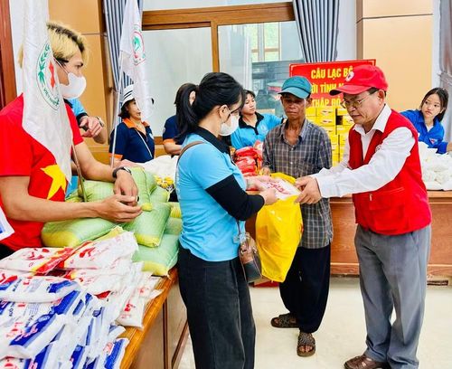 Hội Chữ thập đỏ tỉnh tổ chức Chương trình Chợ nhân ái 0 đồng tại lễ phát động. Ảnh: Như Nguyện