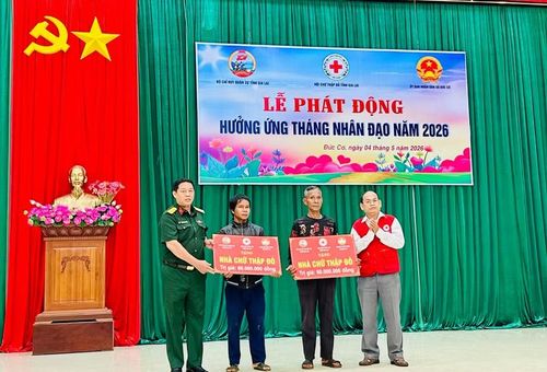 Chủ tịch Hội Chữ thập đỏ tỉnh Hà Văn Cát và Phó Chính ủy Bộ Chỉ huy Quân sự tỉnh Nguyễn Xuân Sơn trao bảng tượng trưng xây dựng 2 công trình nhân đạo Nhà Chữ thập đỏ cho hộ khó khăn. Ảnh: Như Nguyện