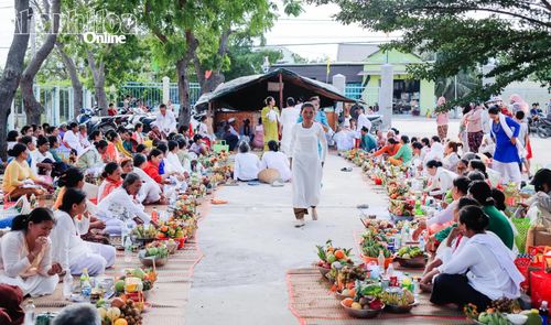 Đông đảo chức sắc và người dân làng Bỉnh Nghĩa đến tham dự nghi lễ đầu năm.