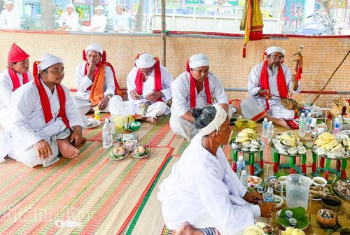 Chức sắc Kadhar hát thánh ca và Pajau (bà Bóng) khấn mời các vị thần trong phần lễ ra.