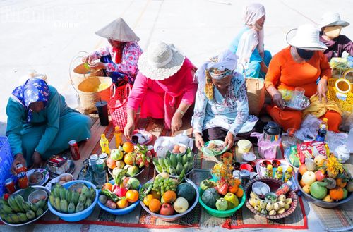 Phụ nữ Chăm Bỉnh Nghĩa chuẩn bị lễ vật trong nghi lễ.