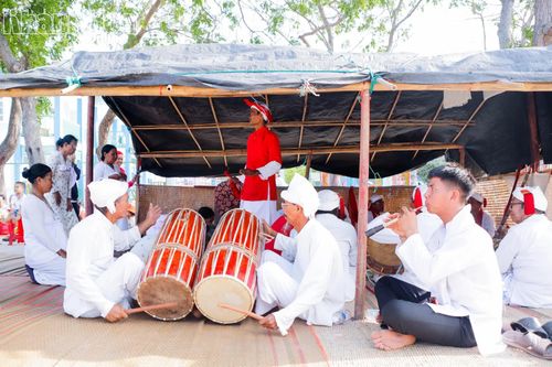 Đội nhạc lễ hòa tấu trống Ghinăng và kèn Saranai.