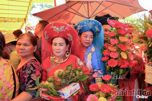 Người dân mang lễ vật hoa trái về dâng lên Thiên Y A Na Thánh Mẫu.