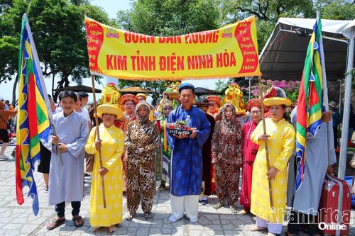 Lễ hội Tháp Bà Pô Nagar thu hút được nhiều đoàn thực hành tín ngưỡng thờ Mẫu về tham dự.