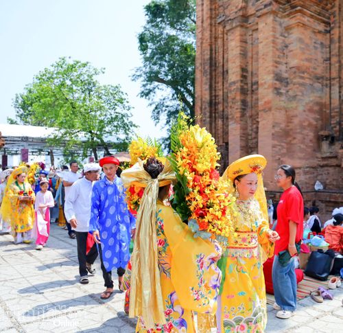 Người dân trong trang phục đẹp mắt tham gia Lễ hội Tháp Bà Pô Nagar.