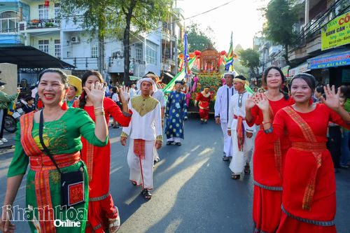 Niềm vui của đồng bào Chăm trong Lễ hội Tháp Bà Pô Nagar.
