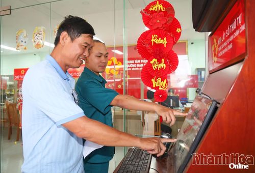 Nhân viên Trung tâm Phục vụ hành chính công phường Nam Nha Trang hướng dẫn người dân lấy số thứ tự.