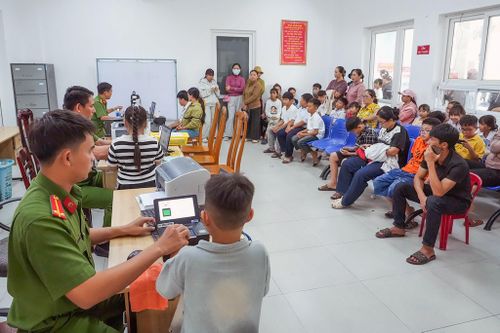 Phòng Cảnh sát Quản lý hành chính về trật tự xã hội Công an tỉnh làm việc cả thứ bảy, chủ nhật, xuyên đêm, xuyên lễ (Ảnh: Lê Tiến)