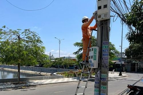 Công nhân Điện lực Phan Thiết sử dụng sàn đứng cách điện gắn trên thang nhằm bảo đảm an toàn và nâng cao hiệu quả làm việc ngoài hiện trường