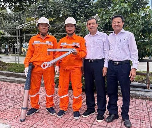 Ông Lê Xuân Thái - Chủ tịch Công đoàn Tổng Công ty Điện lực miền Nam (thứ 2, từ phải sang) thăm nhóm công nhân ứng dụng sáng kiến tại nơi làm việc