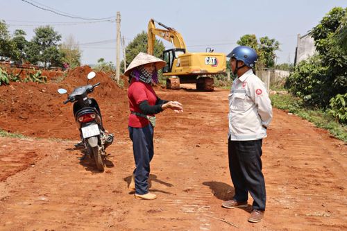 Trong quá trình giải phóng mặt bằng, đơn vị thi công cũng tích cực hỗ trợ người dân di dời tài sản, vật tư, kiến trúc