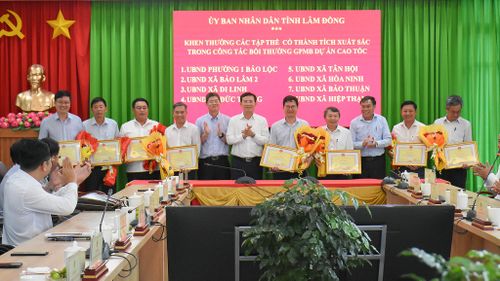 Đồng chí Hồ Văn Mười, Ủy viên Ban Chấp hành Trung ương Đảng, Phó Bí thư Tỉnh ủy, Chủ tịch UBND tỉnh Lâm Đồng khen thưởng 10 tập thể, cá nhân thực hiện tốt công tác giải phóng mặt bằng các dự án cao tốc