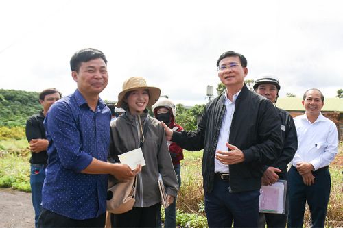 Đồng chí Hồ Văn Mười, Ủy viên Ban Chấp hành Trung ương Đảng, Phó Bí thư Tỉnh ủy, Chủ tịch UBND tỉnh Lâm Đồng thăm hỏi, động viên người dân thuộc diện giải phóng mặt bằng vùng dự án cao tốc đi qua