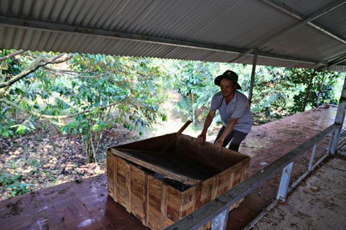 Anh Đỗ Văn Tin, Thôn 10, xã Bảo Lâm 2 tháo dỡ và dọn dẹp phần lớn đồ đạc, tài sản trong căn nhà để bàn giao mặt bằng cho đơn vị thi công