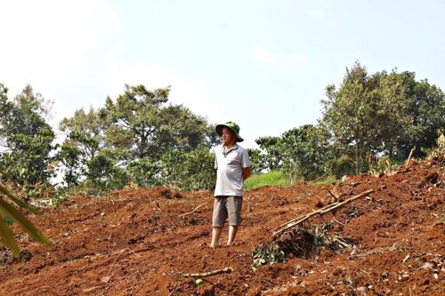 Anh Đỗ Văn Tin, Thôn 10, xã Bảo Lâm 2 hài lòng nhận đền bù và bàn giao vườn cây cà phê, bơ, sầu riêng đã gắn bó nhiều năm, mang lại nguồn thu ổn định cho đơn vị thi công