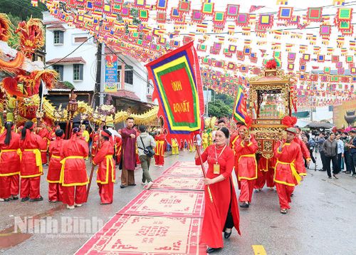 Đoàn rước tại khai mạc Lễ hội Chùa Long Đọi Sơn.