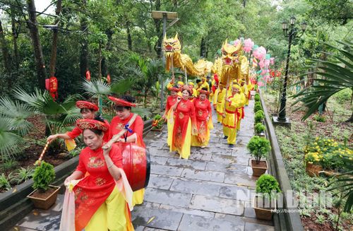 Đoàn rước lên Chùa Long Đọi Sơn.