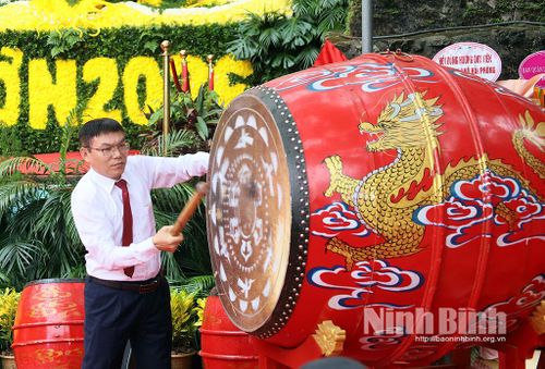 Lãnh đạo phường Tiên Sơn nổi trống khai mạc lễ hội Chùa Long Đọi Sơn 2026.