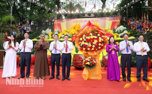 Đồng chí Đinh Thị Lụa, Phó Bí thư Tỉnh ủy, Chủ tịch Ủy ban MTTQ Việt Nam tỉnh tặng hoa chúc mừng tại khai mạc Lễ hội.
