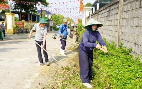 Người dân thôn Chánh Hòa (xã Nam Trạch) làm vệ sinh, bảo vệ môi trường xanh-sạch-đẹp - Ảnh: L.M