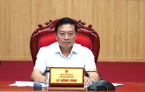 Đồng chí Lê Hồng Vinh, Chủ tịch UBND tỉnh chủ trì phiên họp - Ảnh: T.Đ