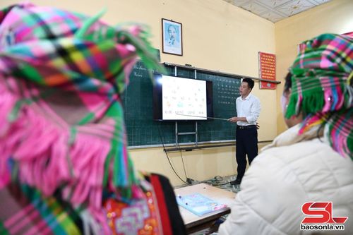 Thầy giáo Lò Văn Huấn, người đã gắn bó với điểm trường bản Làng Sáng được 15 năm.