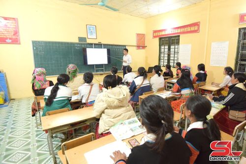 Lớp học xóa mù chữ tại bản Làng Sáng, xã Tà Xùa.