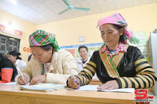 Những học viên đã lớn tuổi đến tham gia lớp học xóa mù chữ.
