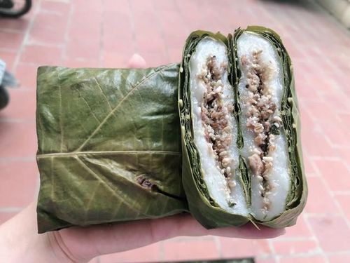 Món bánh này được làm từ các nguyên liệu chính gồm bột gạo nếp nương, lá của cây vả (còn gọi lá ngõa) và trứng kiến đen. Ảnh: Bùi Thúy Hằng