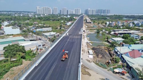 Các tuyến vành đai đóng vai trò “xương sống” kết nối liên vùng cho TP.HCM mở rộng. (Trong ảnh: Thi công đường Vành đai 3 TP.HCM).