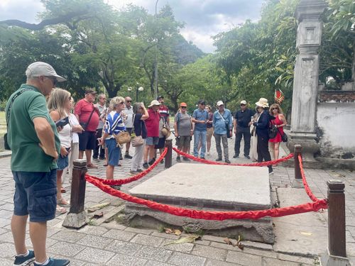 Khách quốc tế tham quan đền thờ Vua Đinh Tiên Hoàng, Ninh Bình. Ảnh: HS