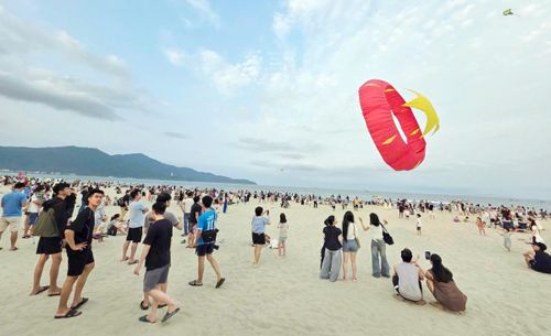 Biển Đà Nẵng luôn thu hút một lượng lớn du khách