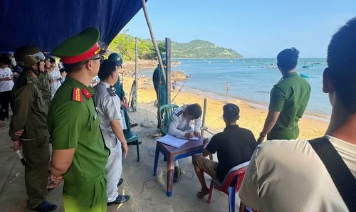 Lực lượng chức năng kiểm tra, lập biên bản các điểm kinh doanh tự phát tại bán đảo Sơn Trà và các bãi biển.