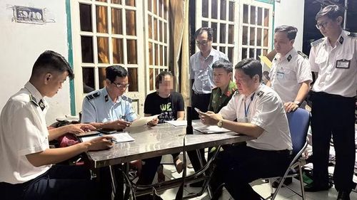 Đoàn kiểm tra lập biên bản cơ sở vi phạm tại phường Tân Đông Hiệp.