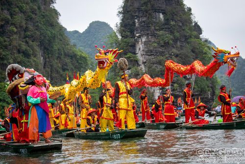 Lễ hội Tràng An không chỉ là hoạt động văn hóa-tâm linh mà còn được xem là lễ hội bảo vệ môi trường độc đáo của Việt Nam. Ảnh: Trần San