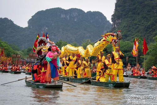 Các đại biểu dự lễ hội, du khách và cư dân Tràng An đều tham dự vào các nghi lễ trên nước. Ảnh: Trần San