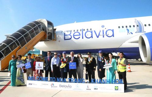 Đại sứ Đặc mệnh toàn quyền Cộng hòa Belarus tại Việt Nam (giữa) cùng tham dự lễ đón chuyến bay đầu tiên đến Khánh Hòa
