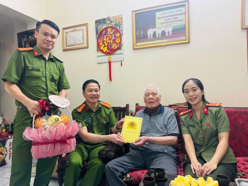 Đại diện Công an phường Ô Chợ Dừa thăm hỏi, tri ân cán bộ lão thành nhân kỷ niệm Ngày Giải phóng miền Nam, thống nhất đất nước. Ảnh: P.V