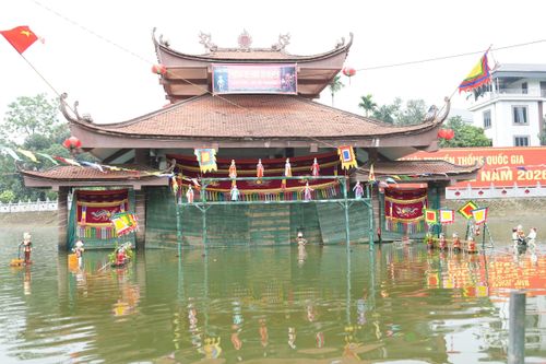 Với những người trẻ đam mê múa rối nước và giữ gìn truyền thống quê hương, múa rối nước làng Yên đã có nhiều sáng tạo trong các tích trò và cải tiến trong biểu diễn, ngày càng hay hơn để phục vụ khán giả. Ảnh: Công Phương