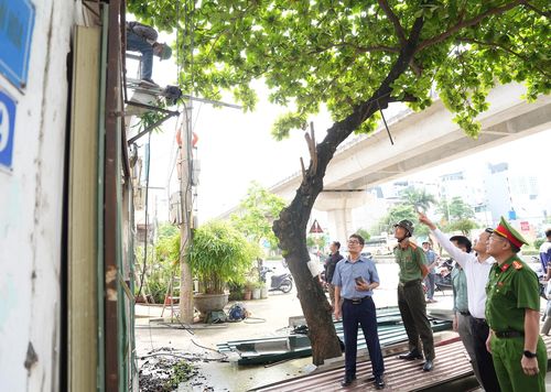 Lực lượng chức năng giám sát công tác giải phóng mặt bằng. Ảnh: Hữu Tiệp